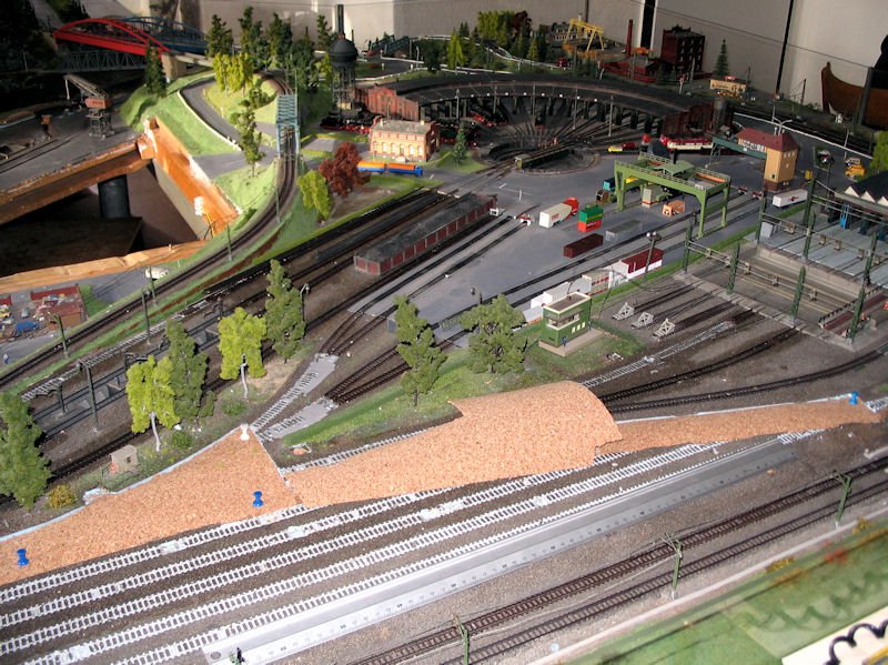 Neue Korkbettung für die Weichenstraße Nord.