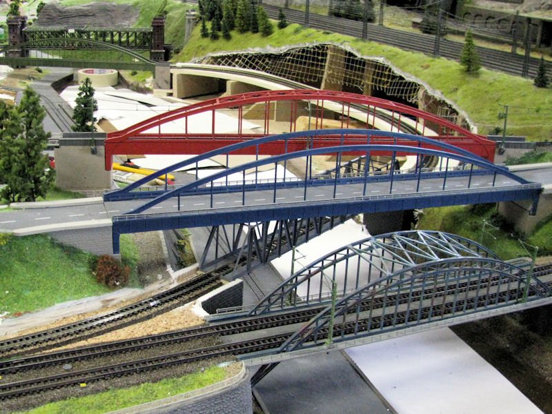 Die neue Kastenbrücke fügt sich gut ein