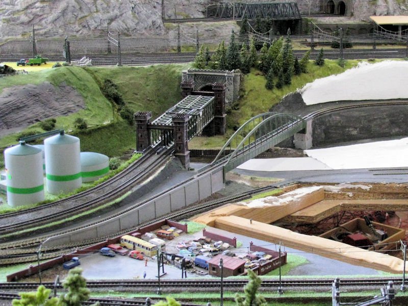 An der Brückenauffahrt ist eine Stützmauer angelegt