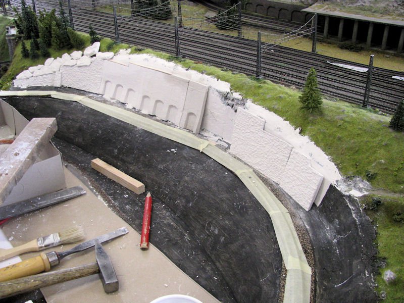 Probestellen selbstgegossener Gips-Stützmauern