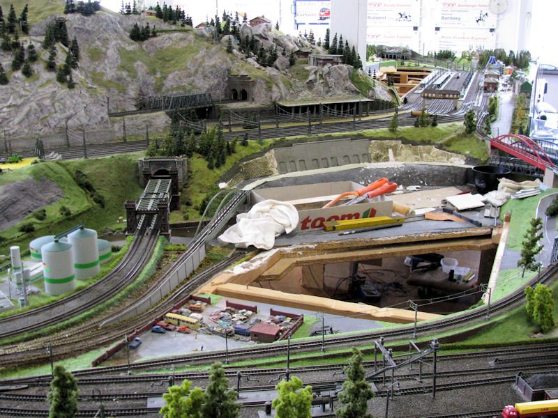 Die erste Farbe für die Stützmauern