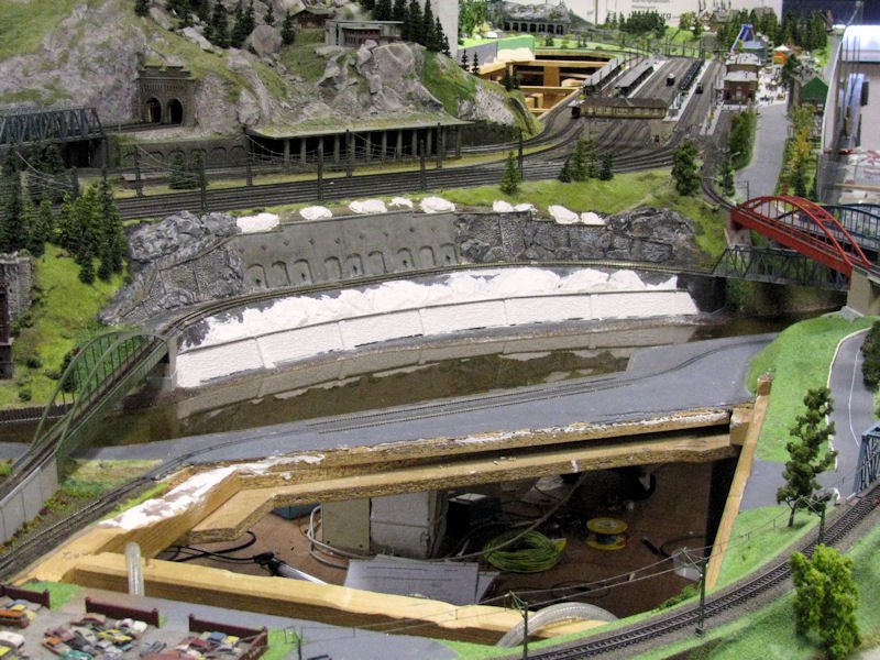 Blick auf die unteren noch ungefärbten Stützmauern