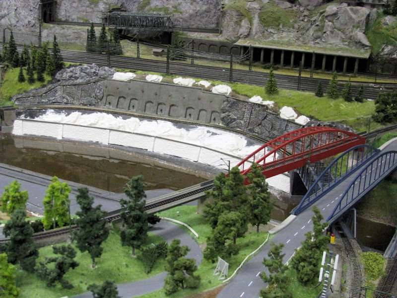 Blick auf die unteren noch ungefärbten Stützmauern