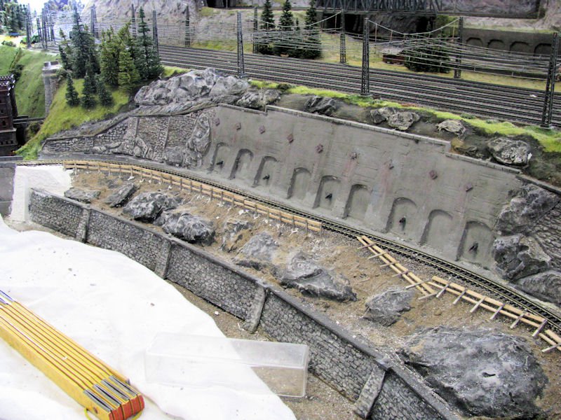 Erster Versuch Absturzsicherung offener Bohlenzaun