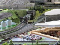 An der Brückenauffahrt ist eine Stützmauer angelegt