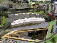 Blick auf die unteren noch ungefärbten Stützmauern