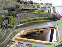 Geländekorrektur am Brückenkopf und erste Begrünung